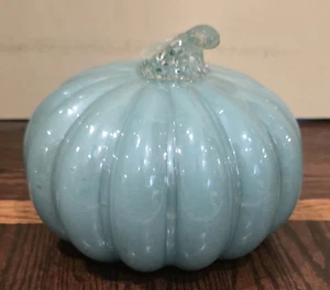 Centro de mesa de vidrio soplado a mano calabaza verde azulado con tallo texturizado - Imagen 1 de 7