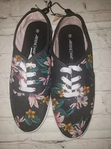 Neu mit Etikett Ardene Größe 9 Yogamatte flache Schnürschuhe Sneaker Schuhe Damen schwarz geblümt - Bild 1 von 3