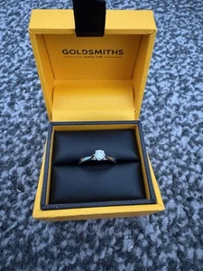 18 Carat White Gold 0.25 diamond Solitaire Engagement Ring Size K - Picture 1 of 8