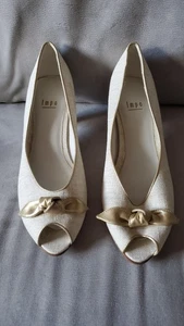 Impo Damenschuhe Größe 8,5 cremefarben Leinen goldfarbene Schleife offene Zehenpartie elegant neu ohne Karton - Bild 1 von 7