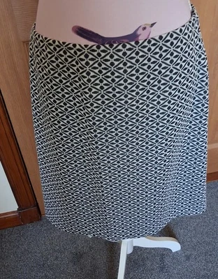 New M&CO Geometric Black and White Printed Pencil Skirt, size 14 - Image 1 of 4