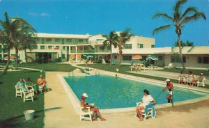 FOLKS BY POOL FT LAUDERDALE FL LAGO MAR MOTEL APTS VINTAGE POSTCARD 81422 R - Picture 1 of 2