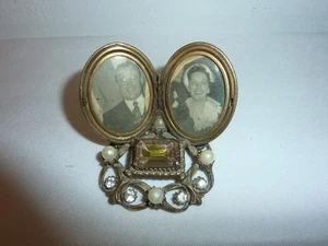 Marco de fotos vintage Florenza doble medallón miniatura tono dorado con joyas 2" - Imagen 1 de 4