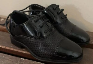 Elegantes zapatos de vestir negros Robert David para niños talla 6M - Imagen 1 de 4