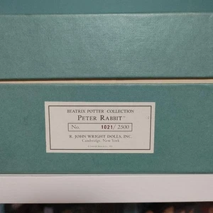 Juguete de peluche Peter Rabbit con chaqueta azul y zanahoria de R. John Wright, USADO - Imagen 1 de 6