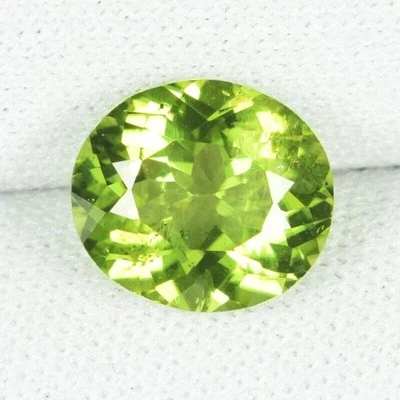 2.90 ct TOP LUSTROUS  NICE GREEN  NATURAL PERIDOT Gems - Oval See Vdo rc - Image 1 of 2
