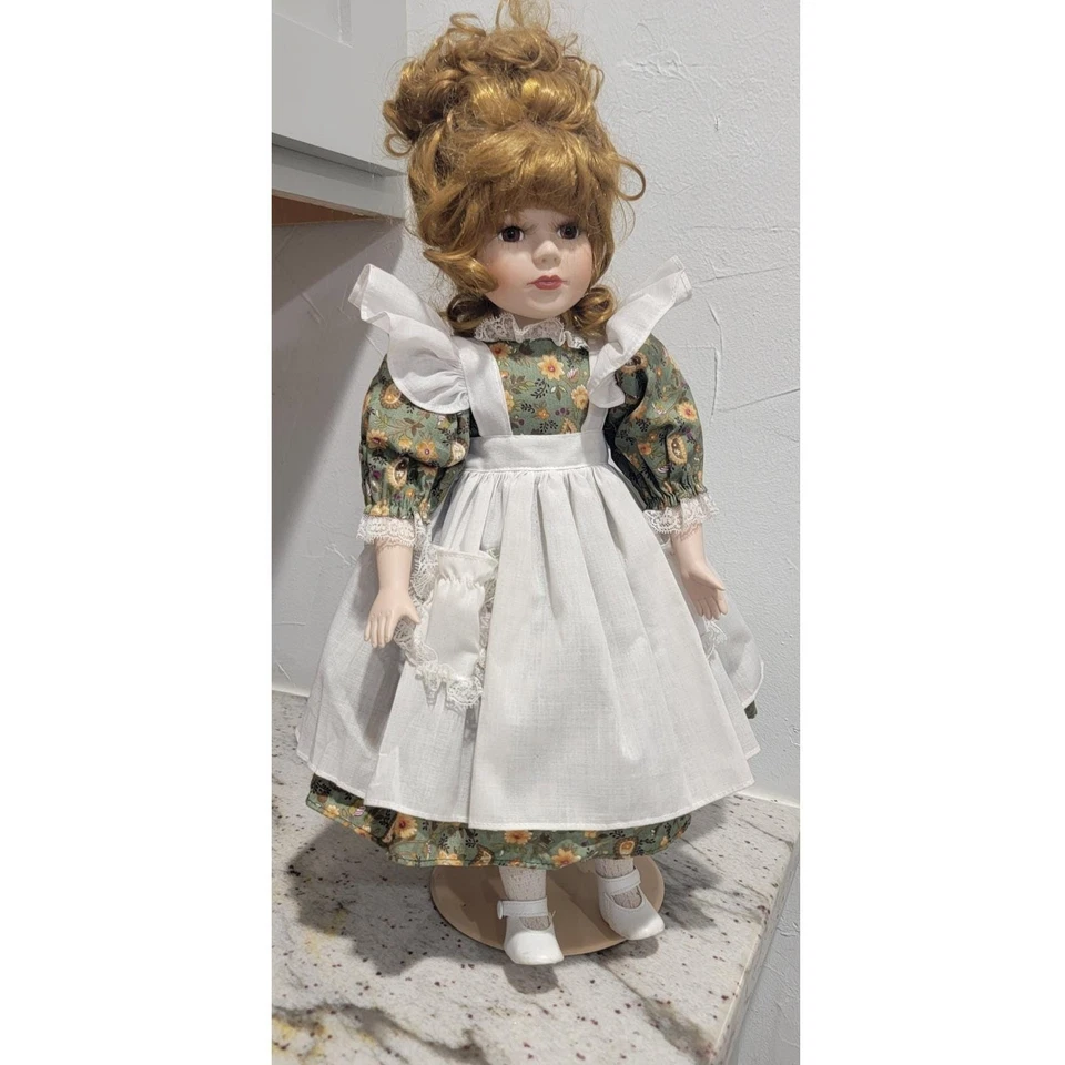Muñeca de porcelana vintage estilo victoriano verde floral vestido delantal obra de arte detallada Foto 1 de 4