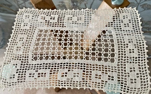VINTAGE IVORY COTTON HAND WORKED CROCHET TABLE MAT/DOILY~12" x 7" - Picture 1 of 2