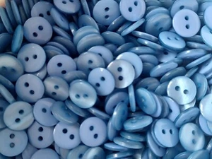 Round Resin 11mm x 50 Baby Blue Pearl 2 Hole Sewing Knit Craft Buttons + A Gift - Picture 1 of 5