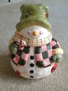 Schneemann mit Patchworkjacke und grüner Mütze - Bild 1 von 8