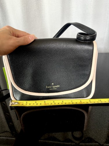Borsa a tracolla Kate Spade nera con bordo rosa chiaro nuova con etichetta