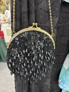 VINTAGE PERLEN SCHWARZ ABENDTASCHE VINTAGE MIT GOLDFARBENER KETTE & VERSCHLUSS - Bild 1 von 11