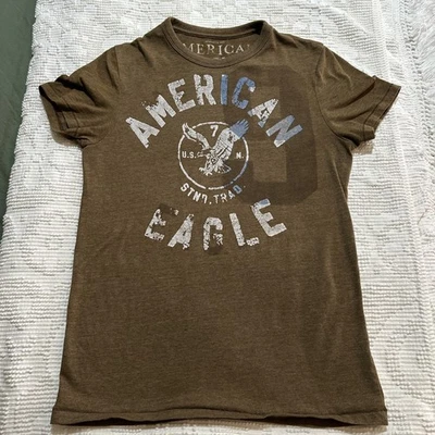 Camiseta American Eagle Logo Unisex Marrón Calce Atlético AEO Pequeña Hombre’s Mujer’s Foto 1 de 4