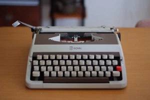 Vintage Retro Consul Portable Typewriter in blue, Made in Czechoslovakia, Case - Picture 1 of 12