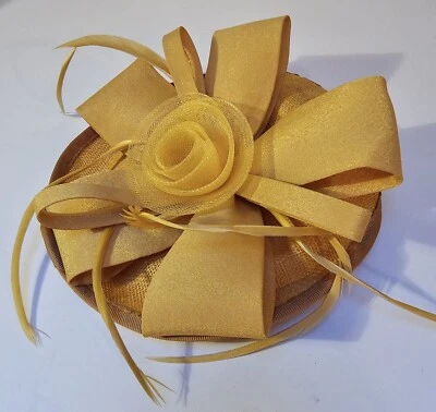 Goodwife Fascinators Clip de Pelo Moda Pastillero Sombrero Sinamay Flor Dorado En muy buena condición Foto 1 de 4