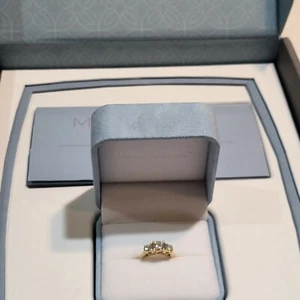 Anello Tre Pietre Rotondo Oro Giallo 14K Moissanite di Charles e Colvard, Taglia 8 - Foto 1 di 12