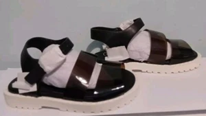 Nuevas sandalias River Island para bebé niña con tiras negras Reino Unido 5 - Imagen 1 de 7