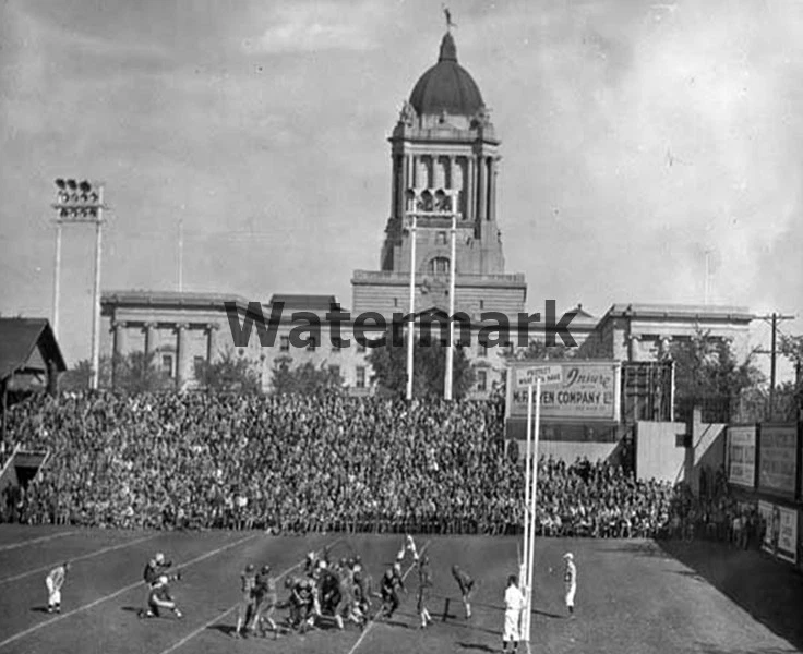 CFL Winnipeg Blue Bombers Osborne Stadium Black & White 8 X 10  Photo Picture - Image 1 of 1