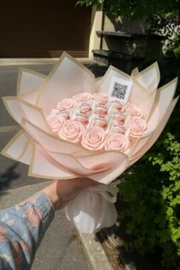 Geschenkstrauß mit Raffaello, Kunstrosen & QR-Gruß – Handgemachter Blumenstrauß - Bild 1 von 1