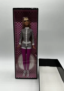 Barbie da collezione Un cenno per bambola mod etichetta oro - C6261 - Foto 1 di 3