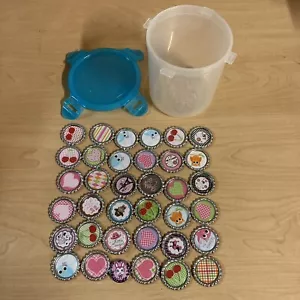 Vintage Metall Kronkorken 36 Stück und Kunststoffbehälter - Bild 1 von 12