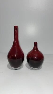 Juego de 2 jarrones modernistas de vidrio rubí soplado a mano diseño Johanna Jelinek de IKEA Foto 1 de 4