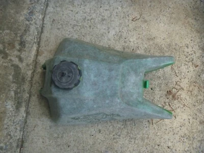 Tanque de combustible de gasolina OEM 83-85 Kawasaki KX80 Yazaki con tapa y válvula de combustible Petcock Foto 1 de 2