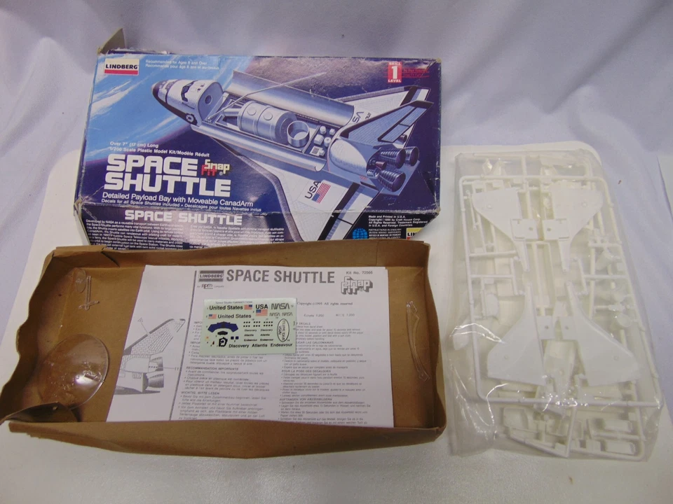 1995 Lindberg Snap Fit Space Shuttle w/ moveable canadarm #72566 USA in box - Image 1 of 4