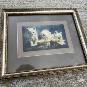 Entzückende weiße Kätzchen trinken gerahmt Katze Katzen Antik Vintage Lithographie - Bild 1 von 9