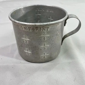 Vintage Tin Measuring Cup Metal Handle Embossed Measurements 1 Pint - Picture 1 of 6