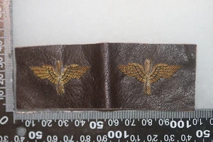 CUELLO DE OFICIAL DE LA FUERZA AÉREA DEL EJÉRCITO DE EE. UU. SEGUNDA GUERRA MUNDIAL LINGOTES EN CUERO PARA CHAQUETA A2 BUENA COPIA - Imagen 1 de 1