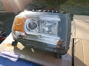 2015 2022 GMC CANYON Headlamp Light Right Passenger RH Used OEM* Part # 84707373 - Picture 1 of 2