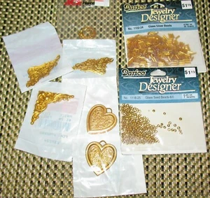 Set 8 verschiedene Messing Schmuck DARICE PERLEN & KREATIVE ANFÄNGE CHARMS NEU IN VERPACKUNG - Bild 1 von 3