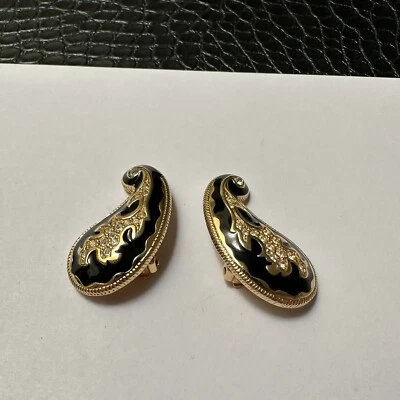 Brincos Swarovski - Cristal assinado por cisne e esmalte preto com clipe de paisley - Imagem 1 de 4