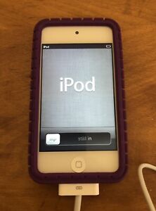 Apple iPod 4th Generation White 32G A1367 Touch Screen Broken + Bundle Case