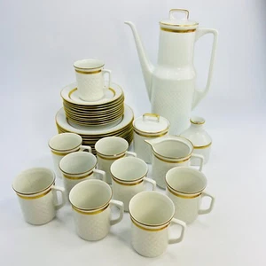 Henneberg Porzellan Daphne Kaffee Service 36-teilig 9 Pers. Goldstaffage Relief - Bild 1 von 17
