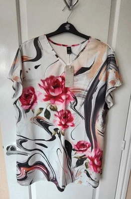 BNWT V Neck Flower Pattern Tunic Top Size 1XL (20) - Image 1 of 4