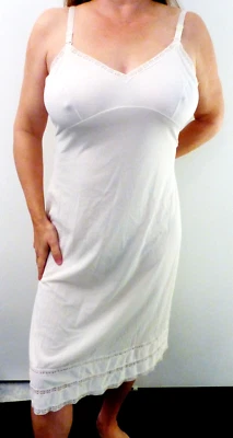 ELEGANTE MODA GAY MARFIL SATINADO RESBALADIZO NAILON DOBLADILLO RECORTADO DESLIZAMIENTO COMPLETO 38 EVC Foto 1 de 4