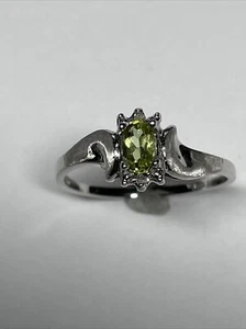 JAL 10k ORO BLANCO CON CORTE OVALADO 0,19 CT PERIDOTO Y DIAMANTES TALLA 6,25 - Imagen 1 de 11