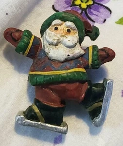 Harz Weihnachten Anstecknadel Brosche Santa Skating 1-3/4 Zoll Pinchback - Bild 1 von 2