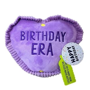Hundespielzeug GEBURTSTAGSZEIT Neu mit Etikett Taylor Swift lila Herz Kuchen quietschendes Knistern Geschenk - Bild 1 von 8