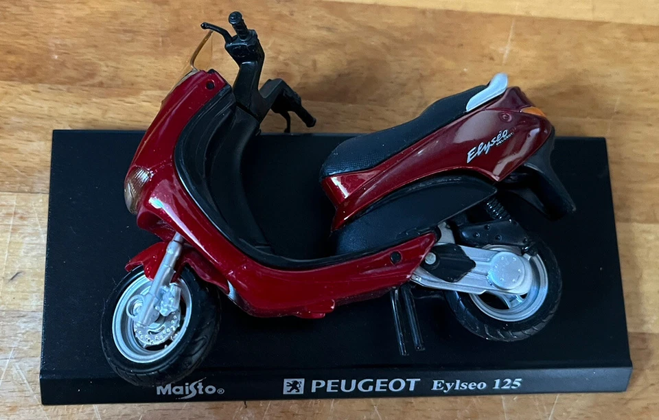 Motocicleta y soporte PEUGEOT Eylseo 125 maisto 1:18 usado  Foto 1 de 1