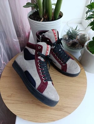 PRADA MUJER GAMUZA BOTINES CON CORDONES ZAPATILLAS ALTAS LENGÜETA ROJA Foto 1 de 4