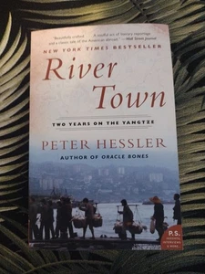 River Town : Two Years on the Yangtze by Peter Hessler. SIGNED Copy!! Paperback - Picture 1 of 3