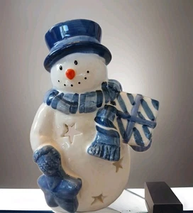 Muñeco de nieve de cerámica votivo azul y blanco zanahoria nariz estrellas regalo decoración navideña 5" - Imagen 1 de 8
