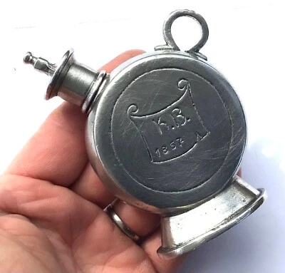 ANCIENNE GOURDE À ALCOOL EN ÉTAIN K.B 1867 OLD K.B 1867 PEWTER ALCOHOL BOTTLE - Photo 1/4