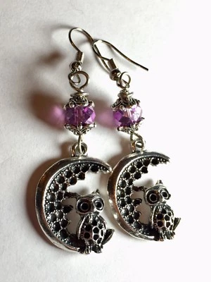 Pendientes colgantes con dije de búho en luna con cristal púrpura Foto 1 de 4