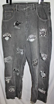 Pantalones de mezclilla bordados holgados vintage de 34" x 34" con parche del equipo UNK NBA para hombre Foto 1 de 4