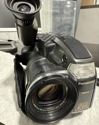 PANASONIC Palmcorder PV-L858D VHS-C Photoshot Camcorder W/Bag Charger/Cables - Image 1 of 4