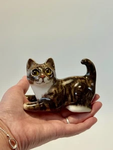 Gatito atigrado Winstanley con cola y ojos amarillos firmado talla 1 - Imagen 1 de 13